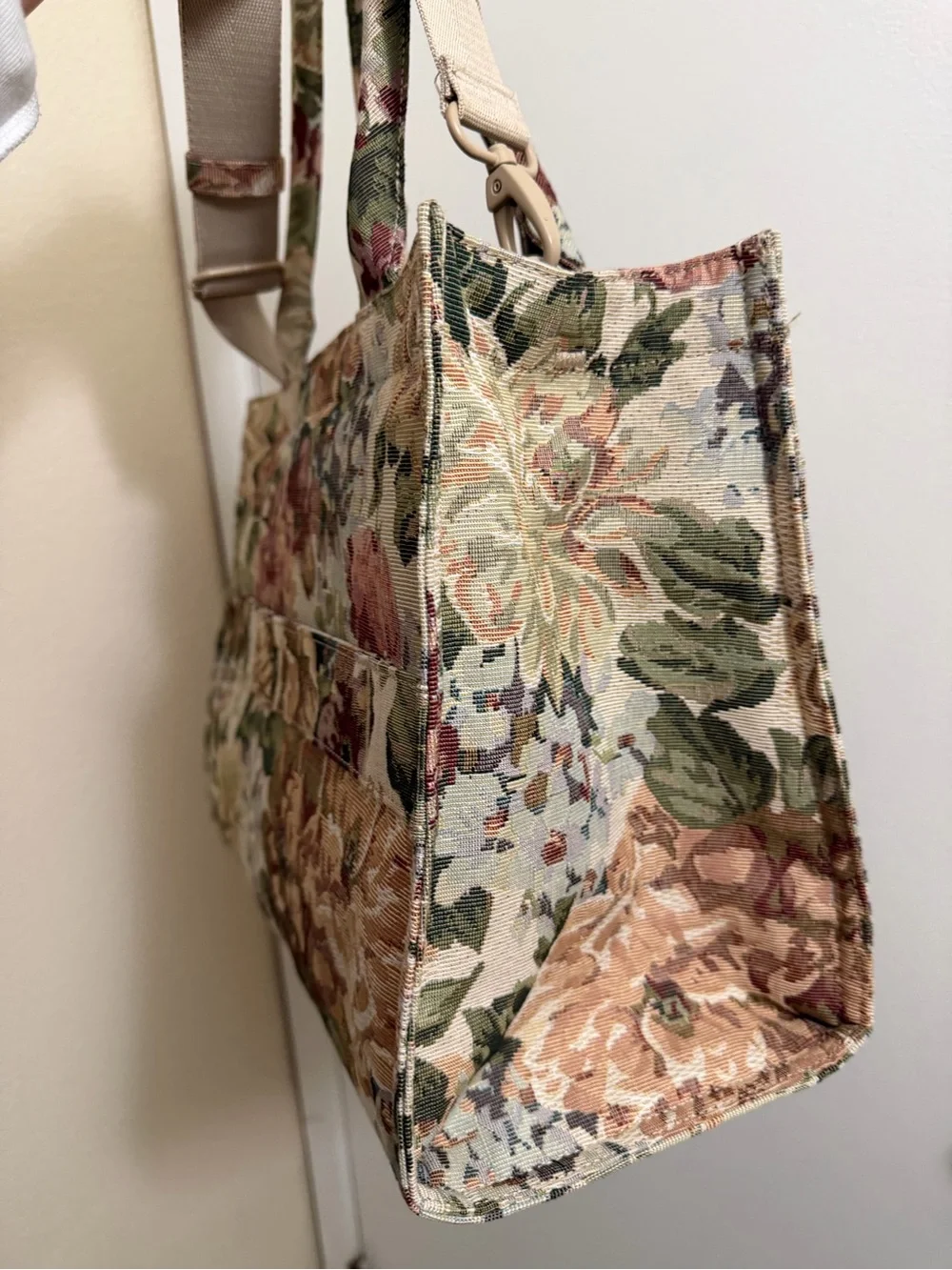 Beis floral tote - Picture 5 of 10